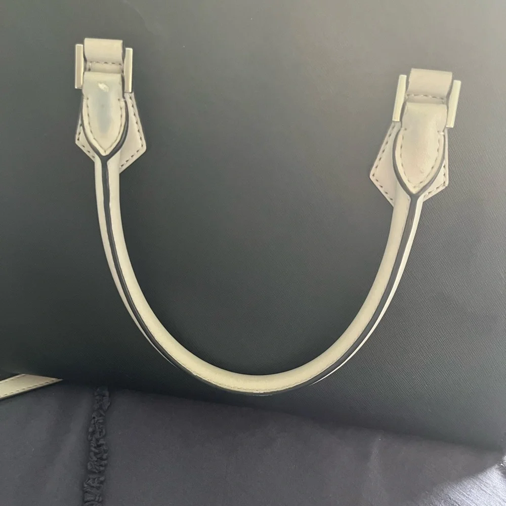 Black and greyish/whitish Michael kors hand bag. Marks shown in picture. - Picture 3 of 8